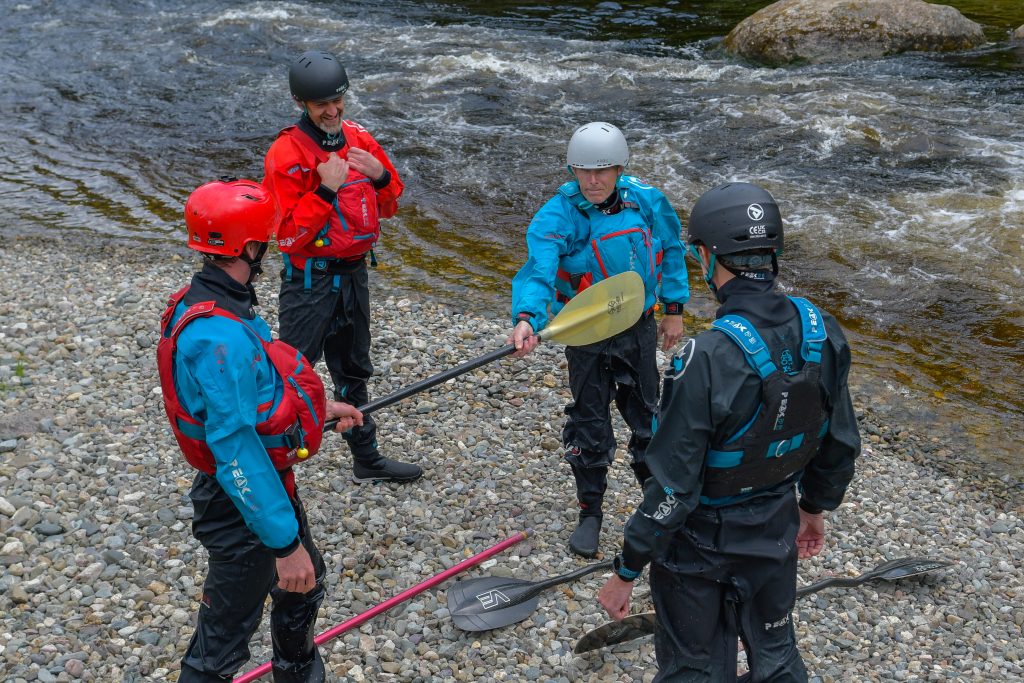 Мы на Kayak Session поговорили с руководителем отдела маркетинга PEAK PS, где нам удалось узнать немного больше о новом костюме PS.  Новейший продукт в линейке сухих костюмов Peak.