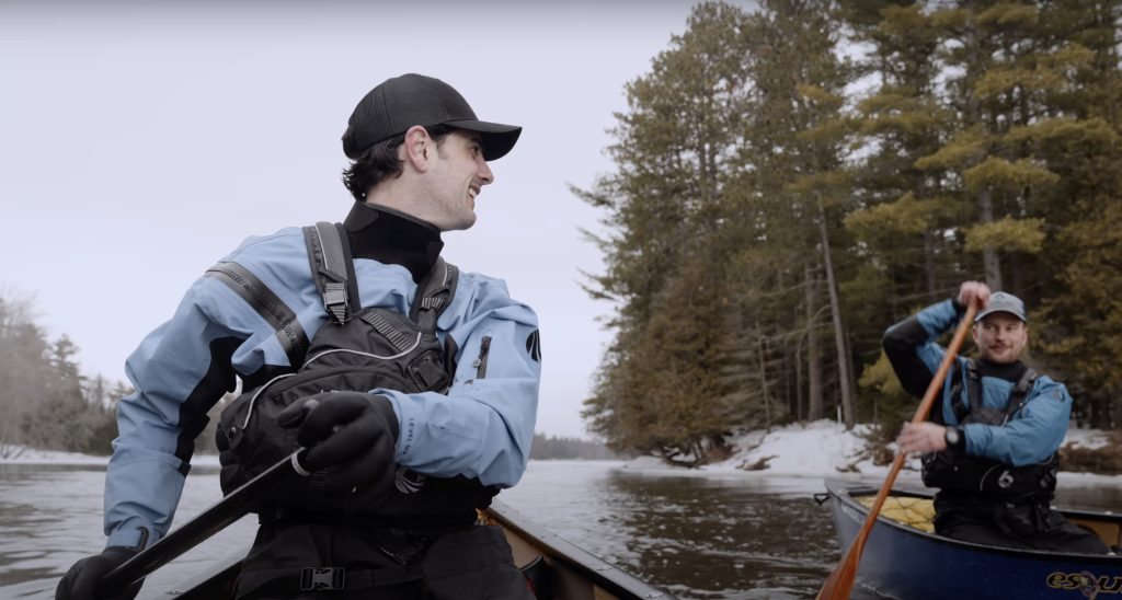 Мы на Kayak Session поговорили с Алексом Лоуманом — координатором по маркетингу на шестом уровне, где нам удалось узнать немного больше о новом костюме Локи.  Новейший продукт в линейке сухих костюмов Level Six.